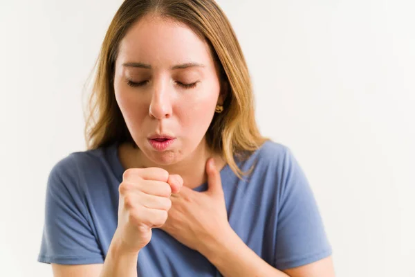 Close Uma Jovem Tosse Enquanto Sente Doente Com Pneumonia Problemas — Fotografia de Stock