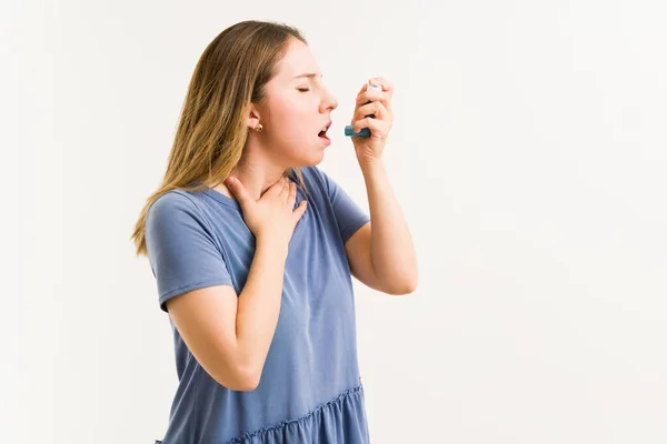 Beautiful Caucasian Woman Use Reliever Inhaler Because She Having Bad — Stock Photo, Image