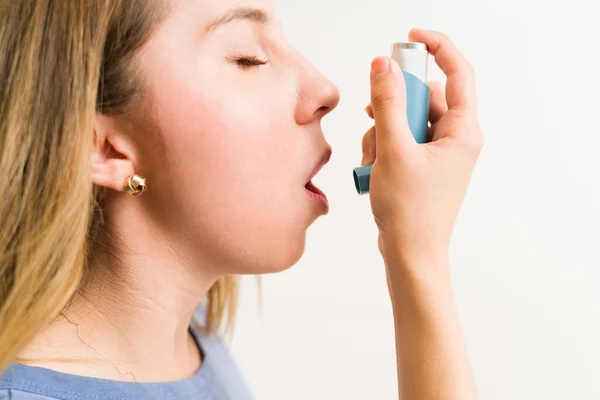 Aantrekkelijke Vrouw Die Moeite Heeft Met Ademhalen Een Inhalator Gebruikt — Stockfoto