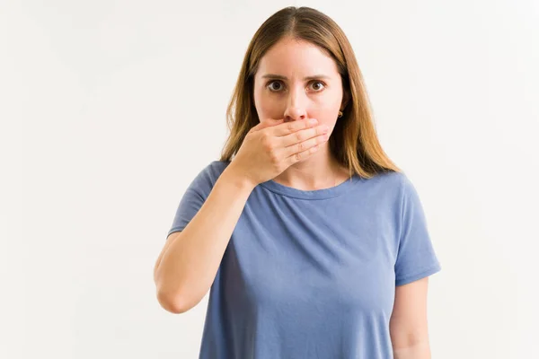 Estoy Shock Mujer Joven Sintiéndose Avergonzada Por Halitosis Hermosa Mujer —  Fotos de Stock