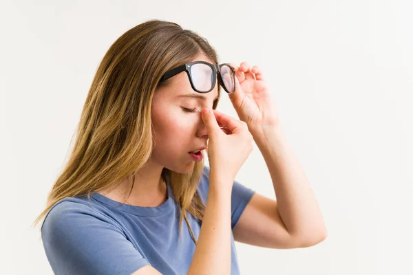 Yorgun Çekici Bir Kadın Okuma Gözlüklerini Çıkarıyor Göz Yorgunluğu Yüzünden — Stok fotoğraf