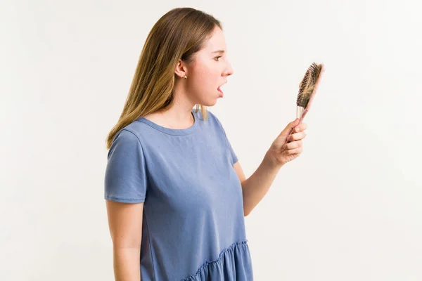 Sorprendida Mujer Joven Sintiéndose Conmocionada Triste Después Cepillarse Cabello Mujer — Foto de Stock