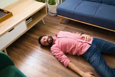 Kendimi çok kötü hissediyorum. Bilinci yerinde olmayan bir adam evinde tek başına bayıldı. Kardiyovasküler bir hastalıktan muzdarip İspanyol adam.