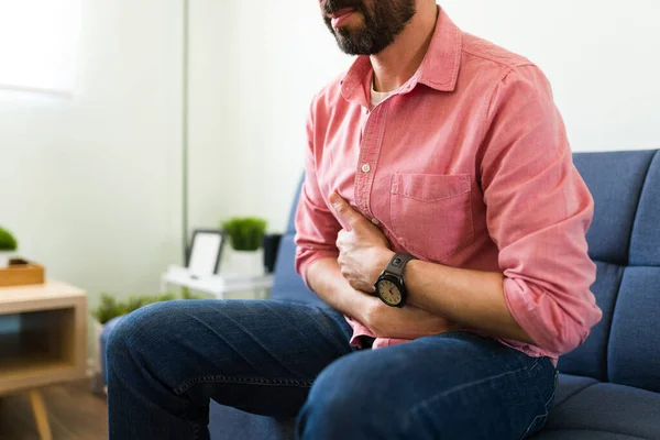 Hombre Latino Enfermo Con Muchas Náuseas Tocándose Abdomen Debido Dolor — Foto de Stock