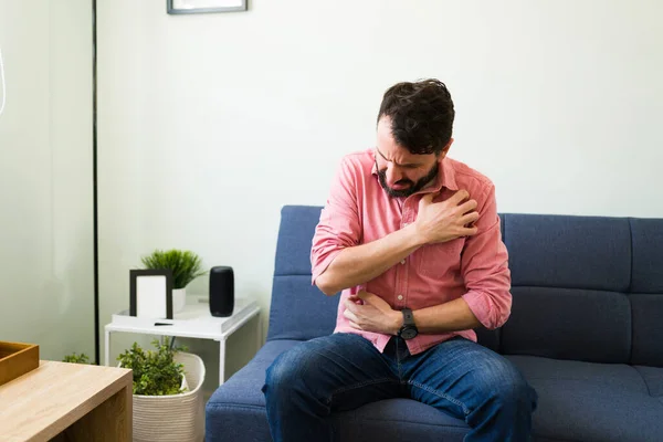 Memiliki Reaksi Alergi Pria Pemarah Dengan Kulit Gatal Menggaruk Tubuhnya — Stok Foto