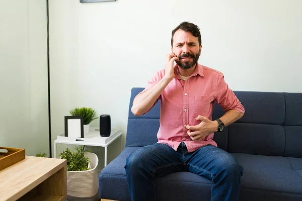 Genervter Mann Mit Neurodermitis Kratzt Sich Gesicht Und Magen Während — Stockfoto