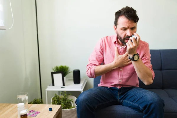 Pria Tertekan Sendirian Rumahnya Mencoba Untuk Bernapas Setelah Menggunakan Inhaler — Stok Foto