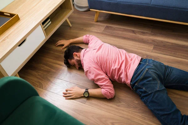 Zdravotní Pohotovost Omdlel Muž Třicítce Ležel Sám Doma Podlaze Infarktu — Stock fotografie