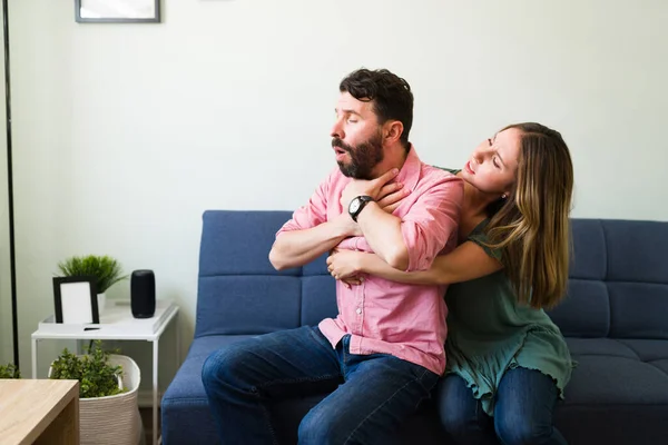 Stressad Ung Kvinna Gör Heimlich Manöver Latinamerikansk Man Kvävs Medan — Stockfoto