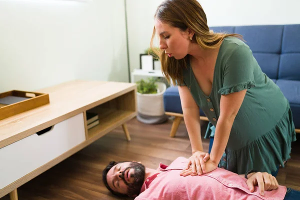 Eerste Hulp Slimme Jonge Vrouw Probeert Reanimeren Doet Reanimatie Een — Stockfoto