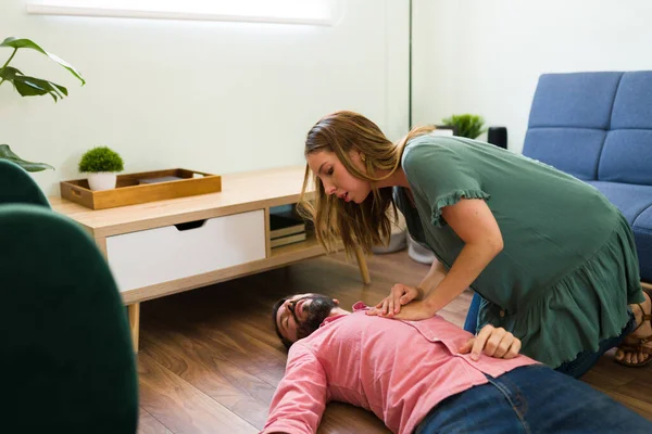 Caucasian Woman Doing Cardiopulmonary Resuscitation Unconscious Man Having Heart Attack — Stock Photo, Image