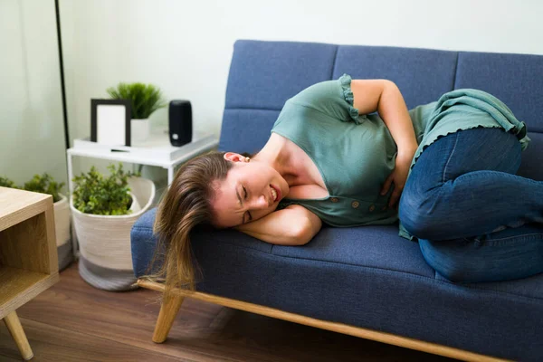 Necesito Sala Emergencias Atractiva Mujer Enferma Acostada Sofá Con Fuerte —  Fotos de Stock