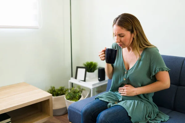 Boire Une Tasse Thé Apaisante Jeune Femme Buvant Thé Camomille — Photo