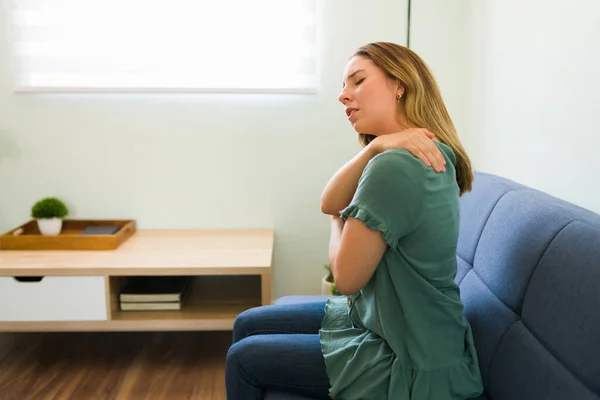 Side View Woman Home Massaging Her Back Shoulders While Suffering — Stock Photo, Image