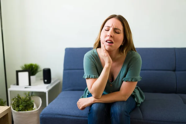 Pained Woman Her 20S Suffering Toothache Home Caucasian Woman Pain — Stock Photo, Image