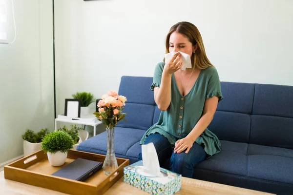 感染流感的生病妇女用纸巾吹鼻涕 年轻女人在家里感觉不舒服的时候 却又感冒又流鼻涕 — 图库照片