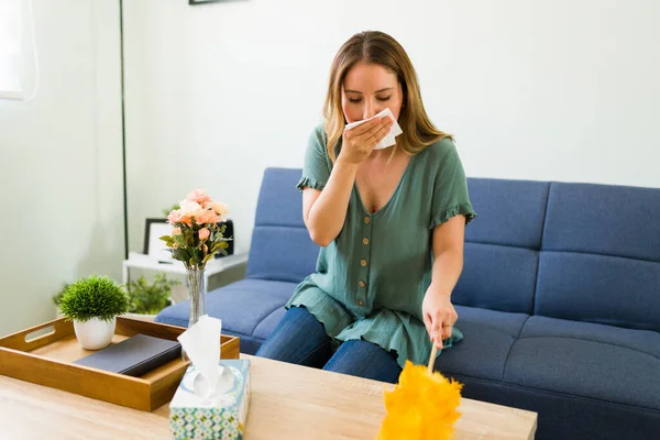 Allergische Frau Putzt Ihr Haus Und Reagiert Empfindlich Auf Staub — Stockfoto