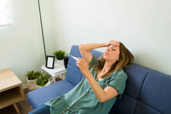 Mujer Adulta Con Fiebre Mirando Alta Temperatura Termómetro Casa Pensando — Foto de Stock