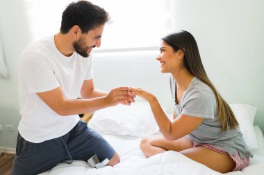 Evet dedim. Gülümseyen erkek arkadaşı yatak odalarında dinlenirken parmağına nişan yüzüğü takarken mutlu genç bir kadın heyecanlanıyor.