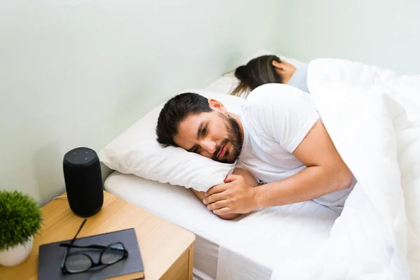 Estou Zangado Com Minha Namorada Bonito Jovem Latino Tentando Dormir — Fotografia de Stock