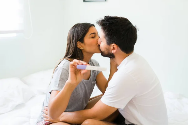 Être Parents Jeune Couple Excité Dans Vingtaine Embrasser Célébrer Tout — Photo