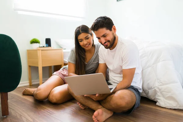 Pareja Sonriente Haciendo Algunas Compras Línea Buscando Productos Computadora Portátil — Foto de Stock