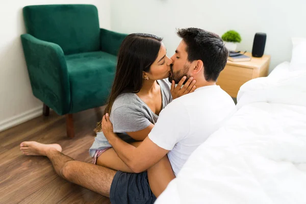 Beijando Apaixonadamente Casal Jovem Hispânico Amor Beijando Abraçando Enquanto Sentado — Fotografia de Stock