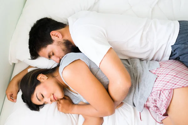 Bovenaanzicht Van Een Mooie Vriendin Vriendje Slapend Lepelend Bed Latijn — Stockfoto