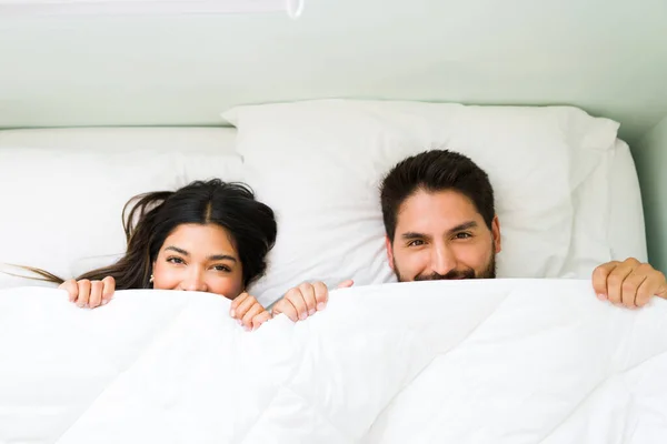 Bonita Pareja Joven Sonriendo Haciendo Contacto Visual Mientras Descansan Bajo — Foto de Stock