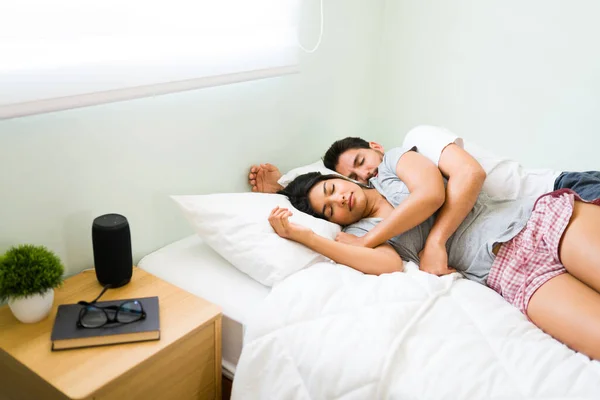 Kalme Jonge Vrouw Slaapt Met Haar Partner Slaapkamer Vriend Vriendin — Stockfoto