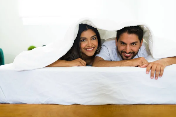 Hermosa Pareja Joven Con Pijamas Sonriendo Haciendo Contacto Visual Mientras — Foto de Stock