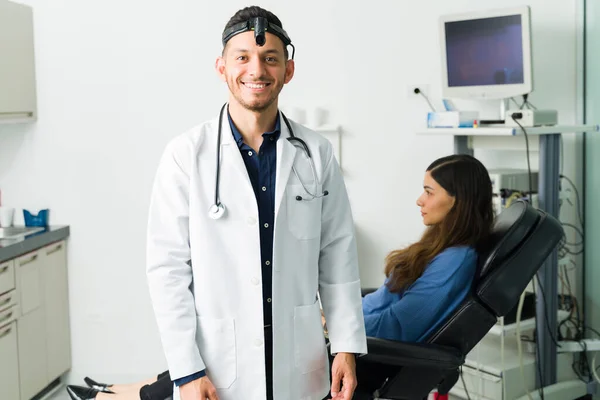 Retrato Médico Otorrinolaringologista Sorrindo Usando Jaleco Uma Lâmpada Enquanto Uma — Fotografia de Stock