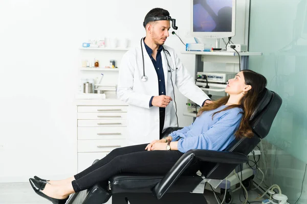 Cuáles Son Sus Síntomas Médico Otorrinolaringólogo Hispano Hablando Con Una — Foto de Stock