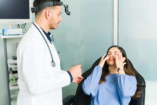 Paziente Stressata Che Dallo Studio Otorinolaringoiatra Ricevere Cure Mediche Sua — Foto Stock