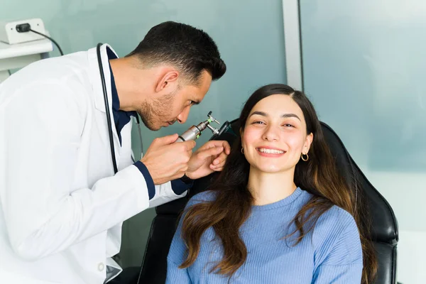 Retrato Una Paciente Feliz Sonriendo Haciendo Contacto Visual Mientras Médico — Foto de Stock