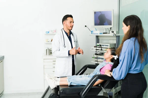 Atractivo Médico Explicando Procedimiento Médico Tratamiento Una Mujer Joven Hija — Foto de Stock