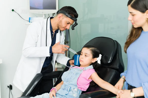 Riego Oídos Eliminación Cerumen Otorrinolaringólogo Latino Con Una Lámpara Cabeza — Foto de Stock