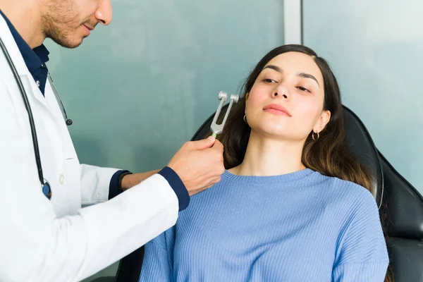 Médico Otorrinolaringologista Masculino Segurando Garfo Afinação Para Verificar Problemas Auditivos — Fotografia de Stock