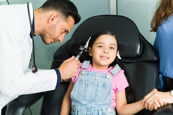 Retrato Una Niña Feliz Otorrinolaringólogo Sonriendo Mientras Médico Mira Canal — Foto de Stock