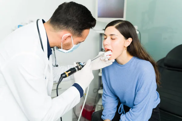 Nemocná Mladá Žena Trpící Streptokokem Navštěvující Otolaryngologovu Kancelář Mužský Lékař — Stock fotografie