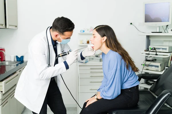 Verificação Médica Otorrinolaringologista Latino Com Uma Máscara Facial Segurando Laparoscópio — Fotografia de Stock