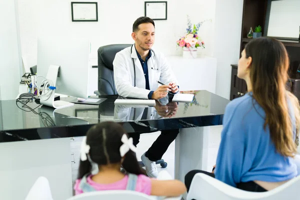 Attraktiv Ung Läkare Och Barnläkare Talar Med Kvinna Mamma Medicinska — Stockfoto