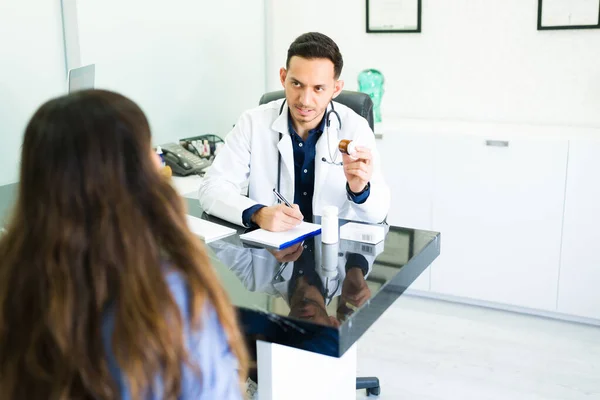 Tomarás Estas Pastillas Guapo Doctor Latino Escribiendo Una Receta Médica —  Fotos de Stock