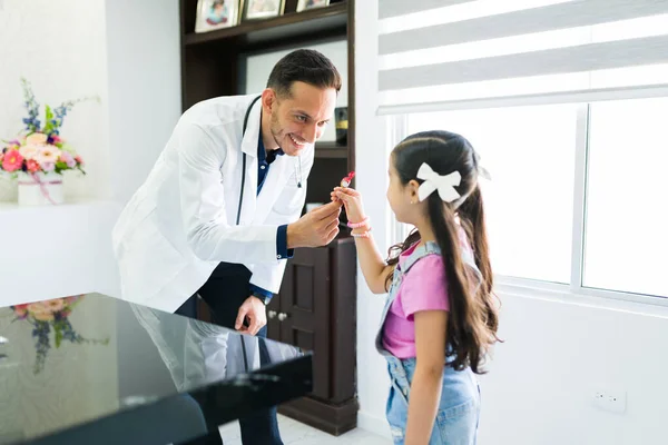 Sie Haben Sich Sehr Gut Verhalten Fröhlicher Kinderarzt Gibt Einem — Stockfoto