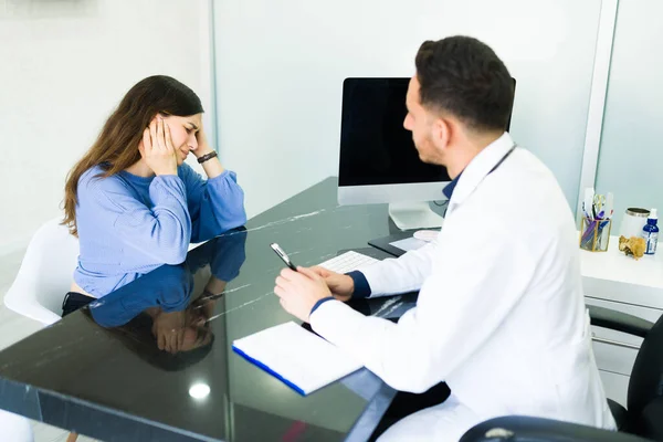 Sorglig Ung Kvinna Med Smärta Besöker Läkaren Grund Öroninfektion Stressad — Stockfoto