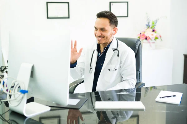 Концепція Віртуального Лікаря Привабливий Лікар Посміхається Розмовляє Пацієнтом Під Час — стокове фото