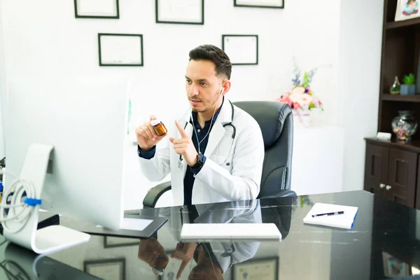 Médico Latino Atraente Segurando Uma Garrafa Pílulas Dando Uma Receita — Fotografia de Stock