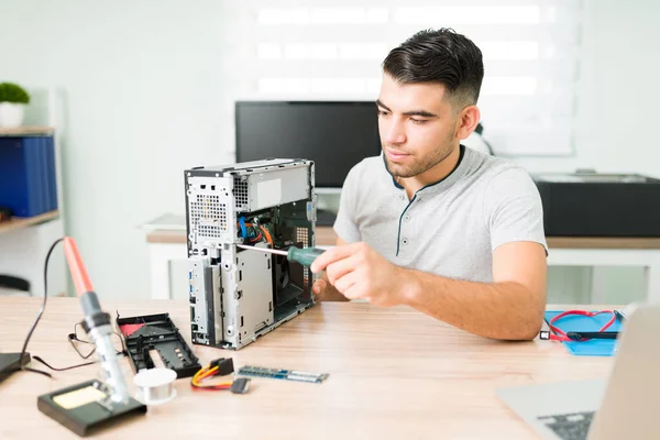 Junge Männliche Techniker Installieren Neue Komponenten Auf Einer Kaputten Cpu — Stockfoto