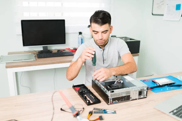 Homem Latino Focado Usando Uma Chave Fenda Para Desmontar Componentes — Fotografia de Stock