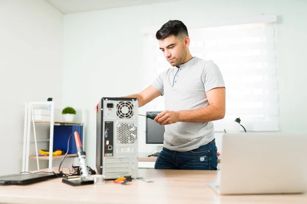 Engenheiro Computador Desmontando Uma Cpu Com Uma Chave Fenda Para — Fotografia de Stock